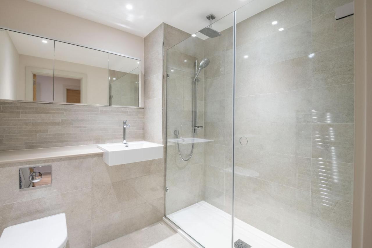 Modern Family Home Close To Victoria Station By Underthedoormat London Exterior photo